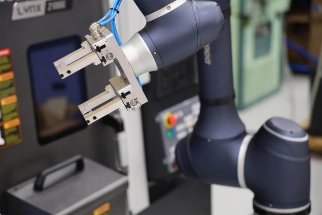 närbild på robotarm på en mörkblå automationsrobot