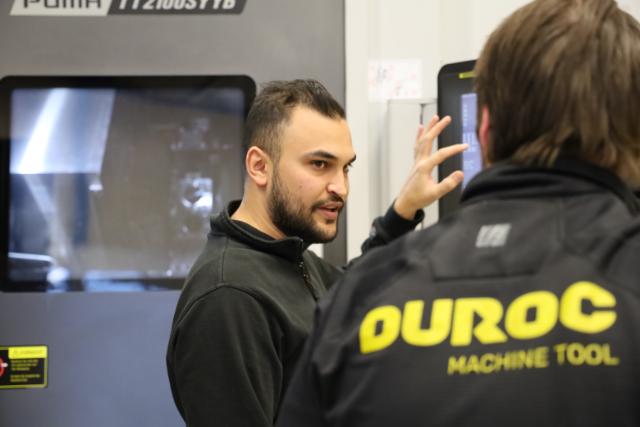 två duroc machine tool medarbetare vid maskin