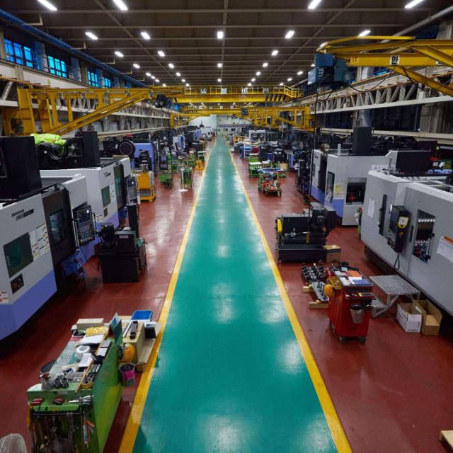 bild från industrihall med cnc-maskiner