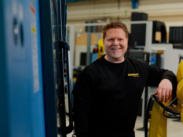 glad maskinoperatör i Duroctröja