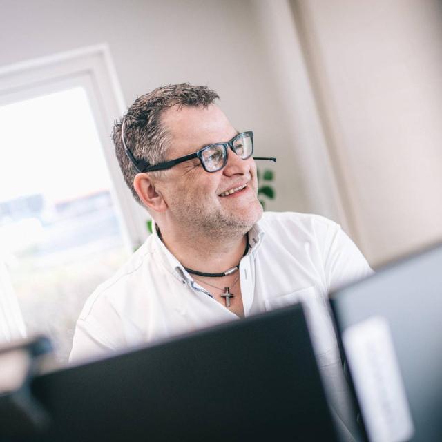 medarbetare på duroc machine tool kontoret