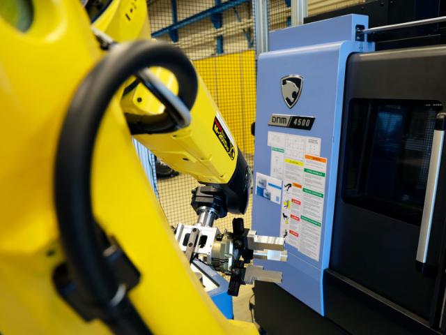 gul industrirobot i automationslösning