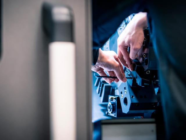 händer skruvar i cnc-maskin med verktyg