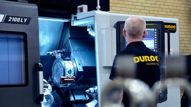 maskinoperatör med duroctröja vid durocmaskin