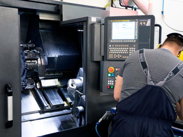 operatör vid en CNC-maskin från DN Solutions